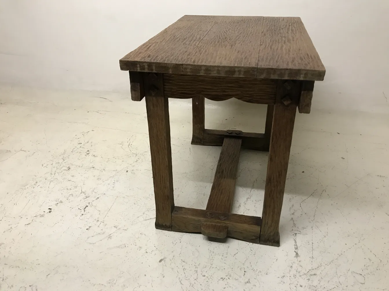 고대 작은 테이블의 직사각형 모양과 튼튼한 다리가 밝은 배경에 놓여 있습니다