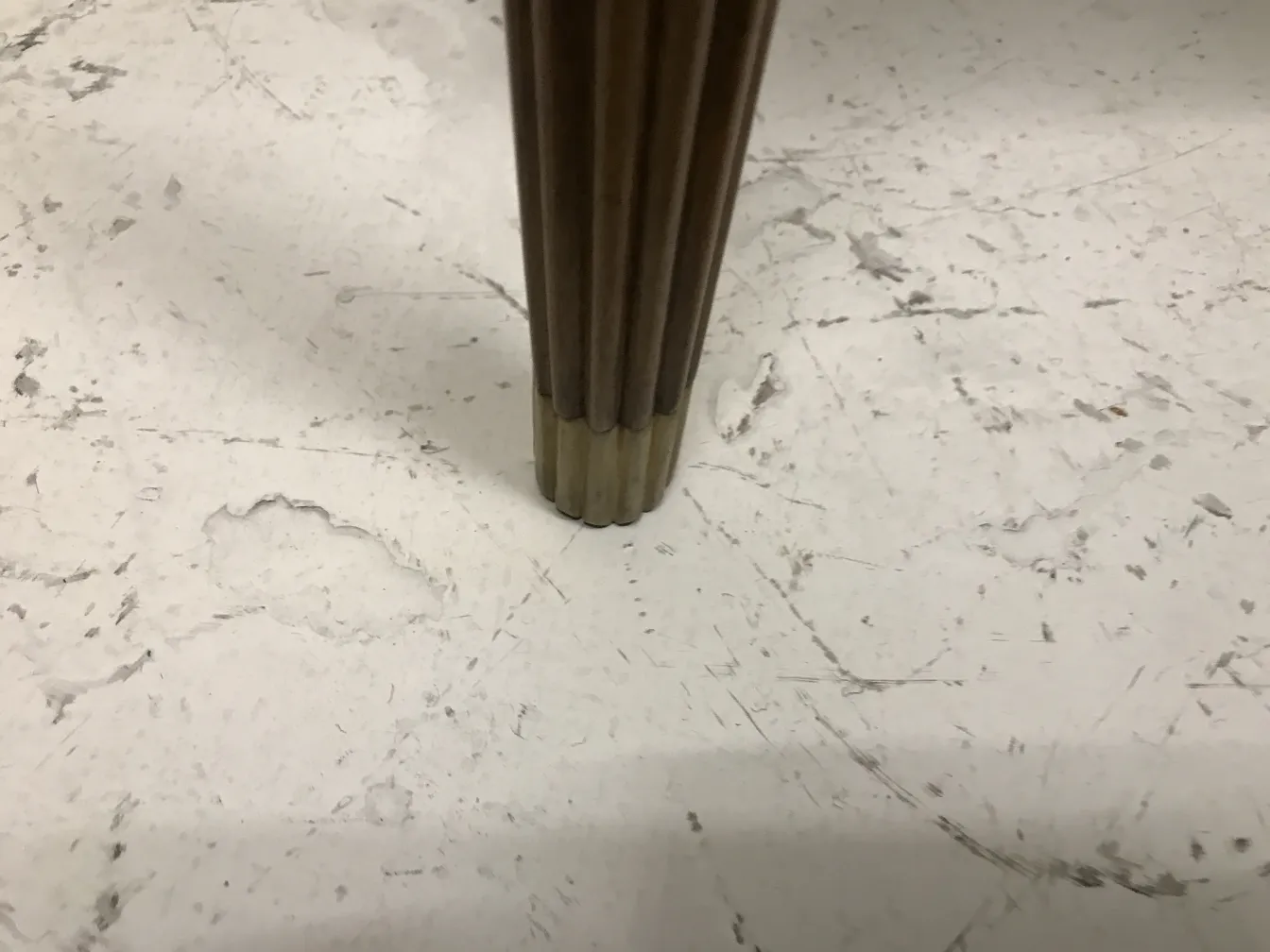 vue de la jambe d'une ancienne petite table avec détail décoratif