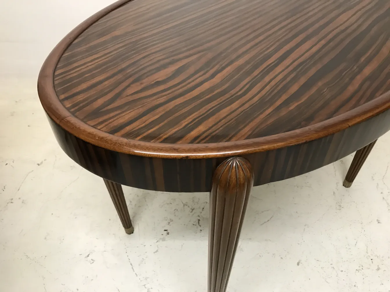 tavolino antico ovale con gambe eleganti