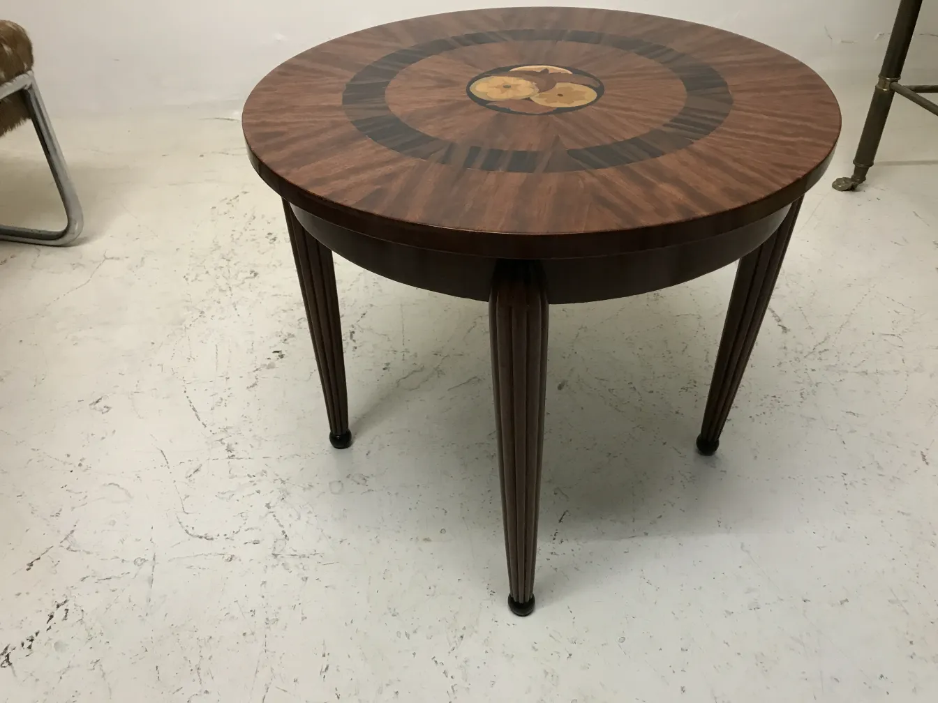 Petite table ancienne ronde avec décoration centrale en arrière-plan