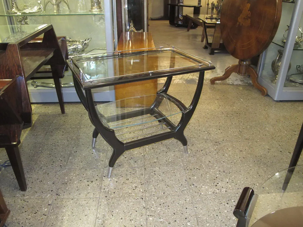 Mesita antigua con diseño elegante y vidrio