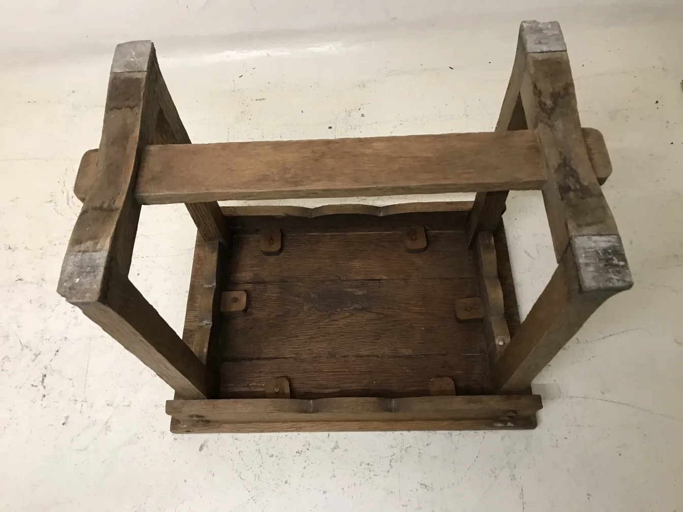 tavolino antico piccolo con forma rettangolare e gambe decorative