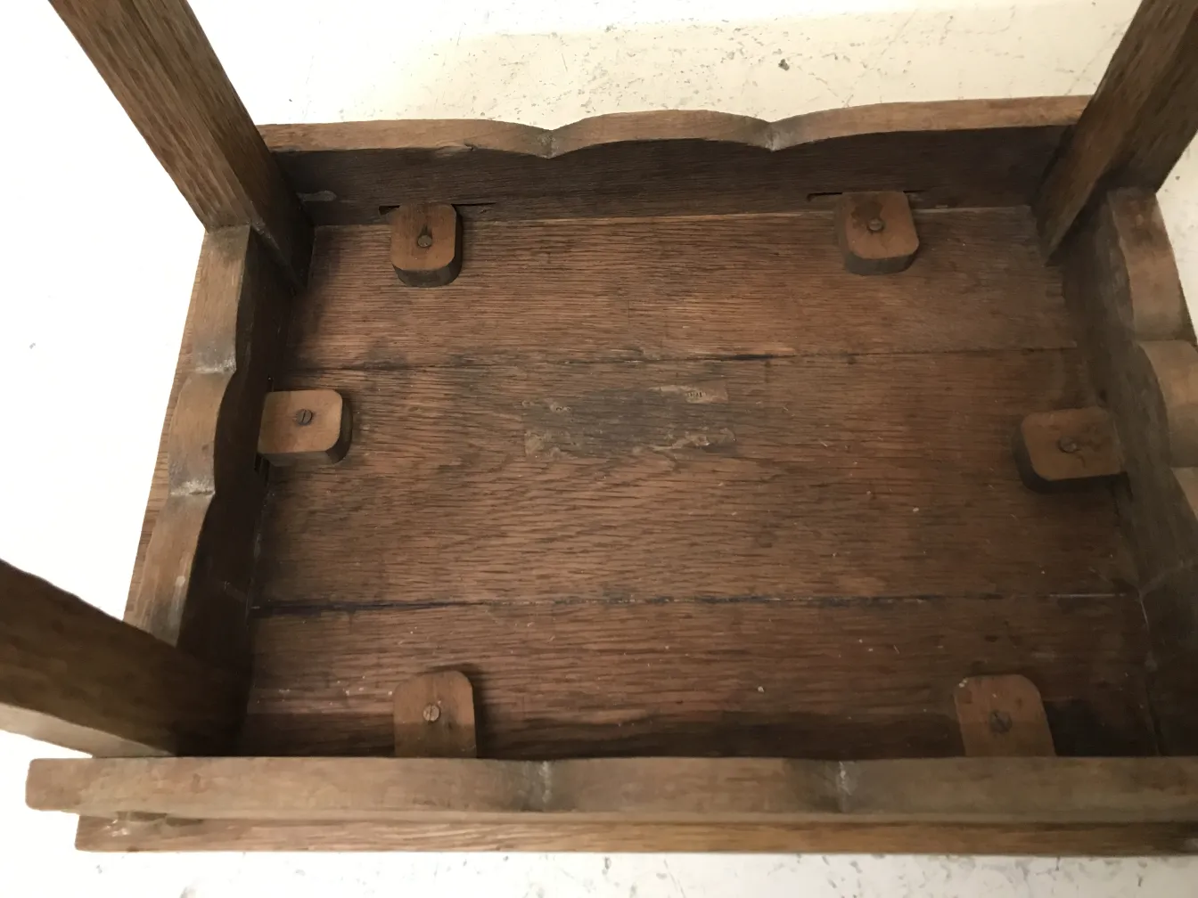 Petite table ancienne avec un design simple et élégant dans un environnement clair.