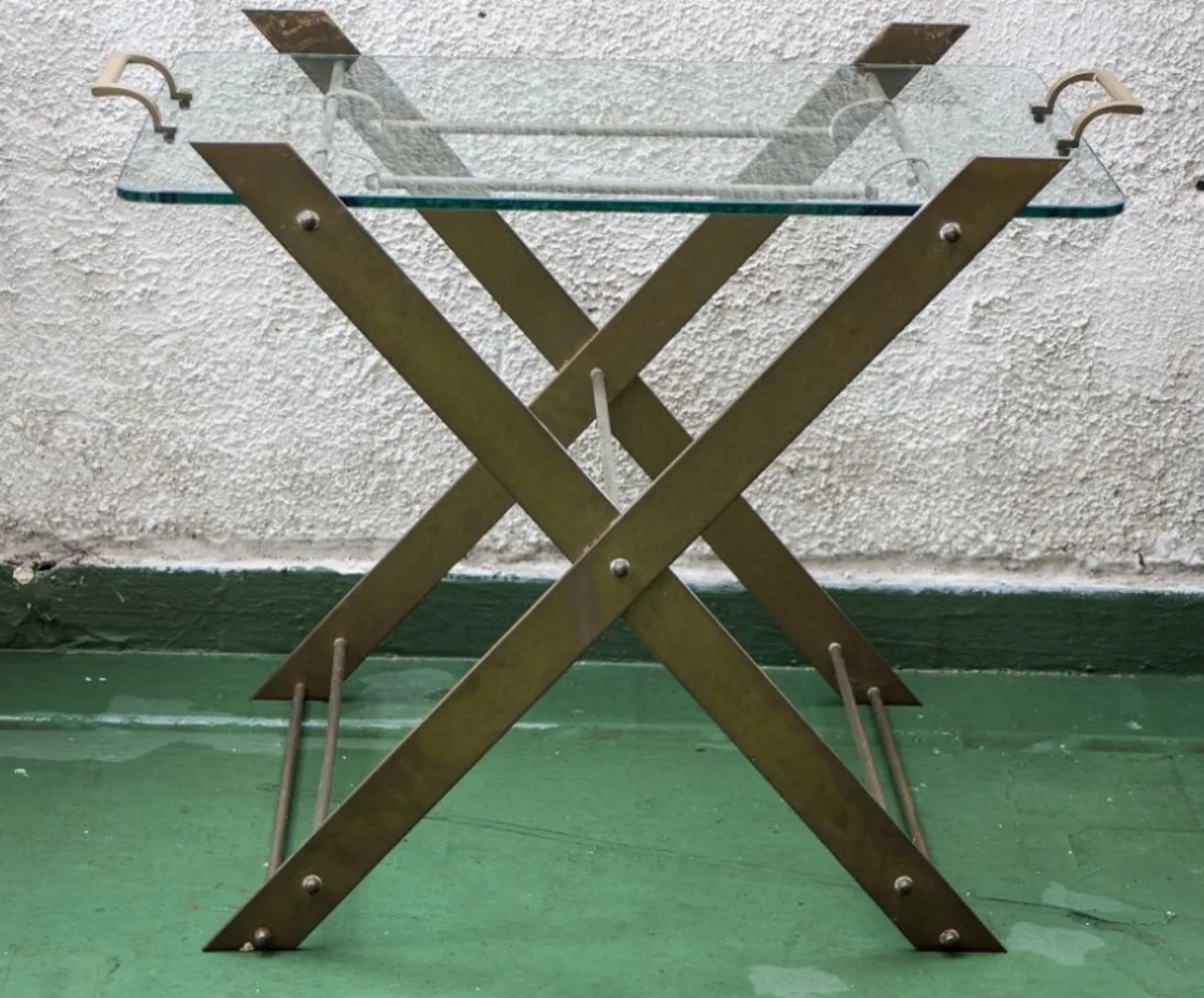 Mesinha antiga com estrutura cruzada e tampo de vidro, decorativa