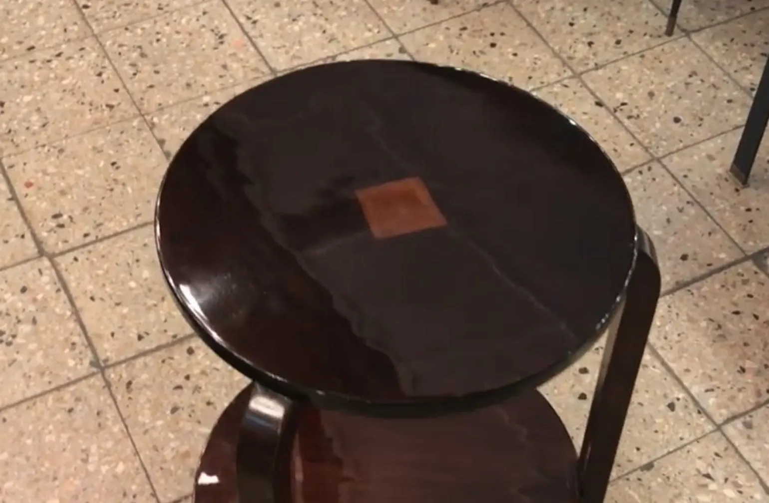 tavolino antico con piano rotondo e dettagli