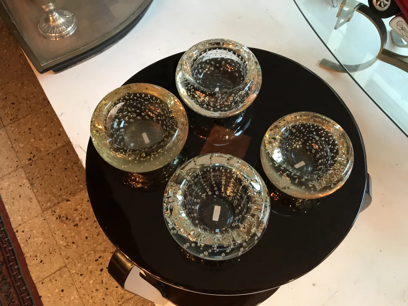 Petite table ancienne ronde avec quatre bols décoratifs