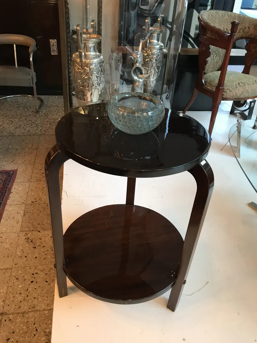 tavolino antico con un design elegante e pezzi di vetro