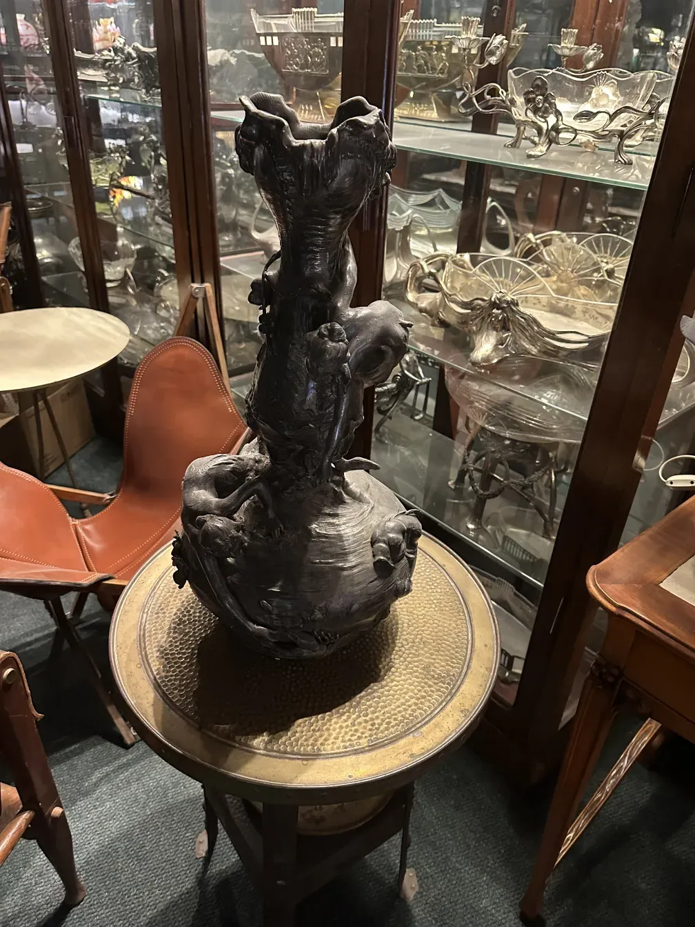 antico tavolino decorativo con dettagli