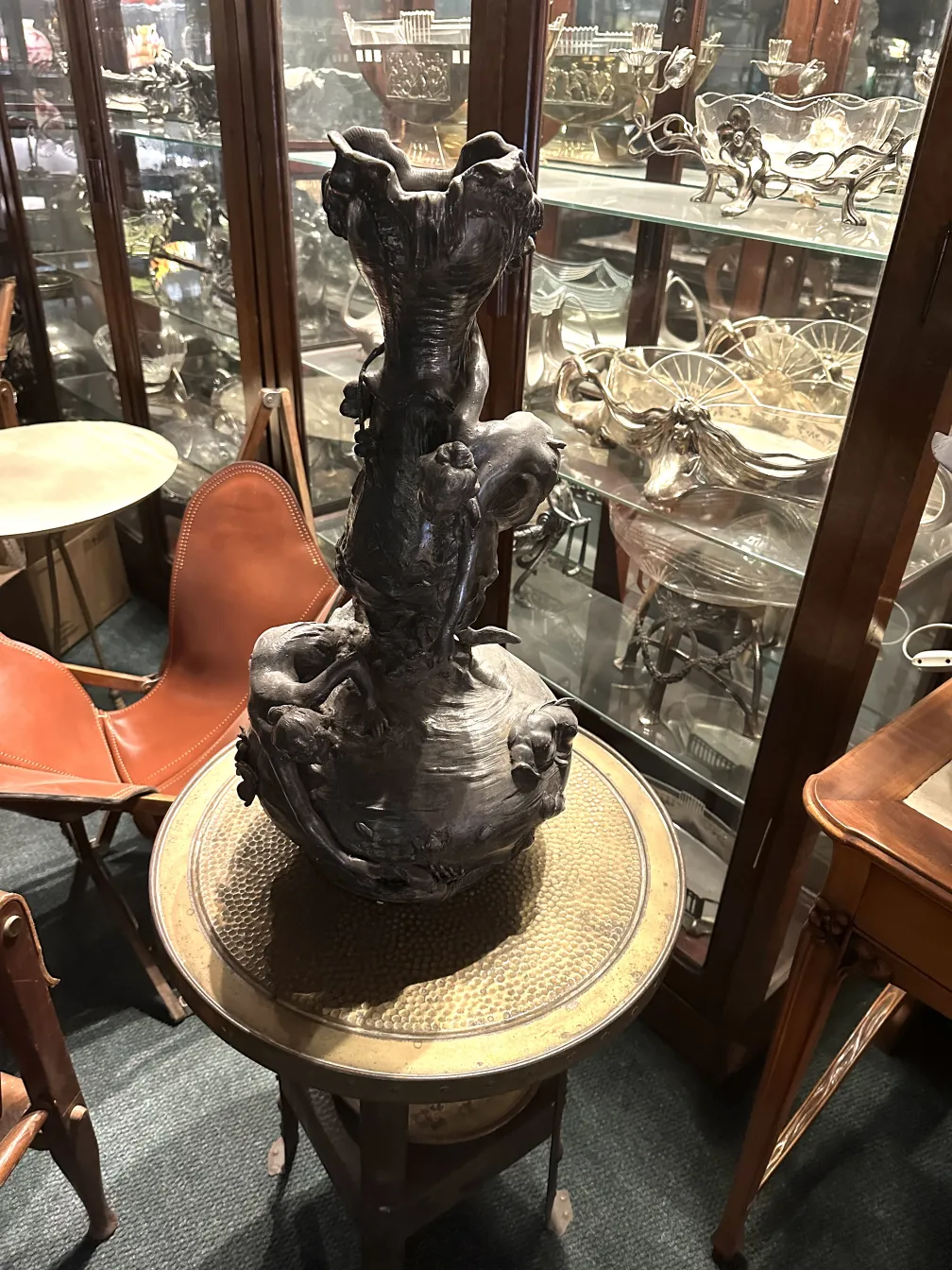 antigua mesita decorativa con figura en la parte superior