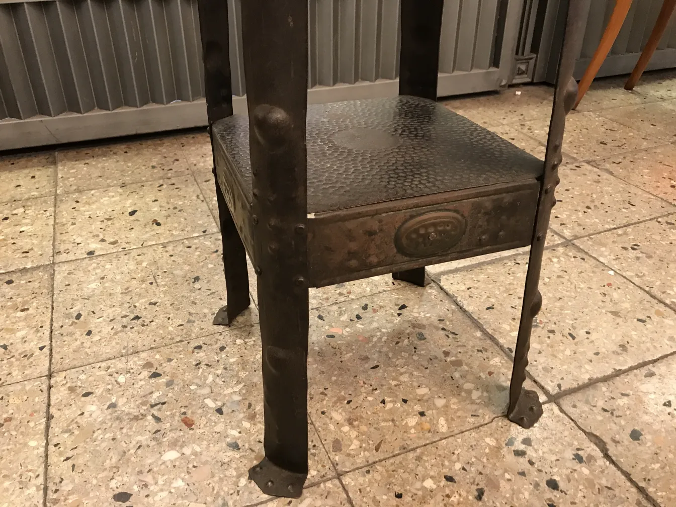 Petite table antique avec un design élégant et une décoration subtile