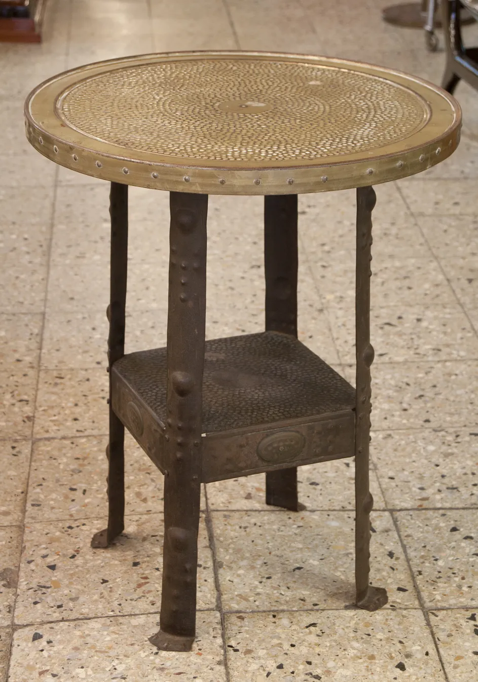 Mesita antigua decorativa de diseño redondo con patas