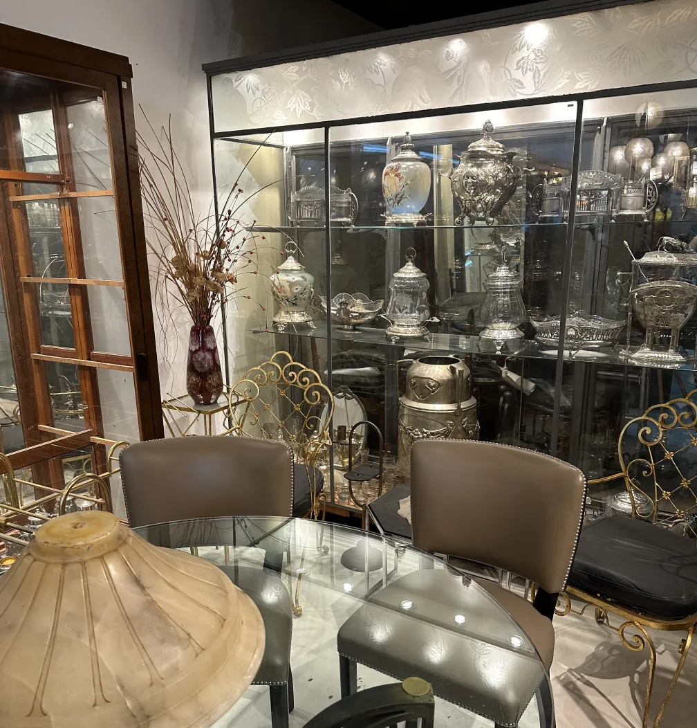 Tavolino antico con elementi decorativi nell'ambiente