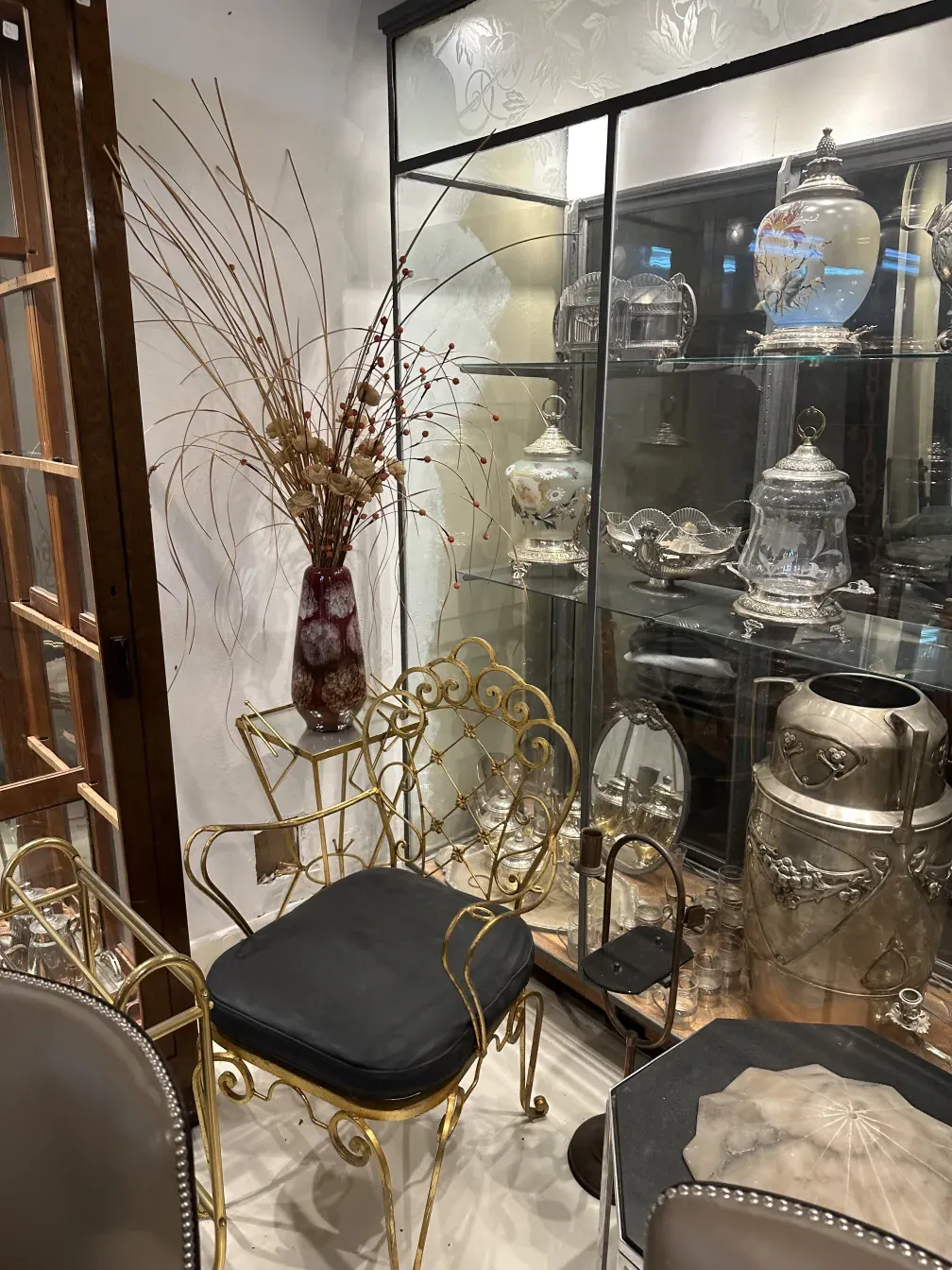 petite table ancienne avec décorations et fleurs séchées