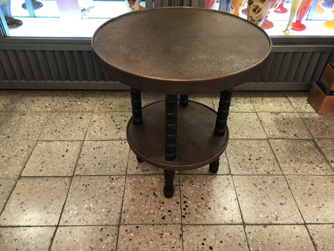 Petite table antique ronde à deux niveaux, décorative