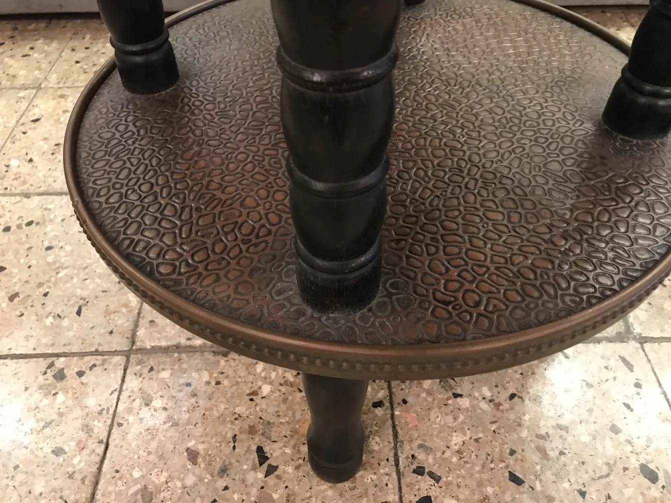 Antiker kleiner Tisch von Wasser mit Texturdetails und Beinen in klassischer Umgebung.