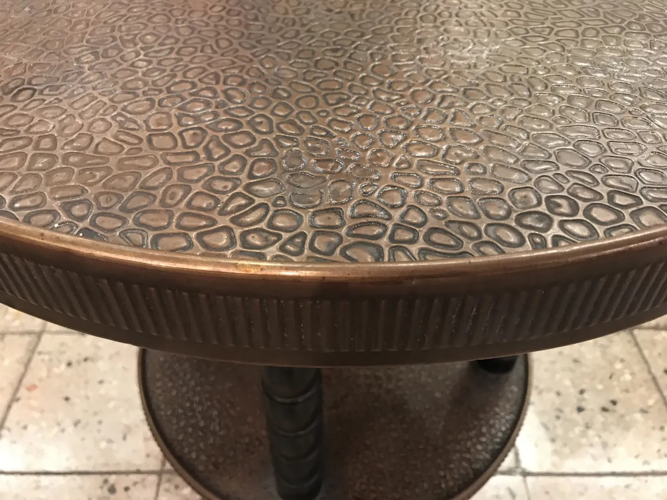 Mesita antigua decorativa con superficie texturizada