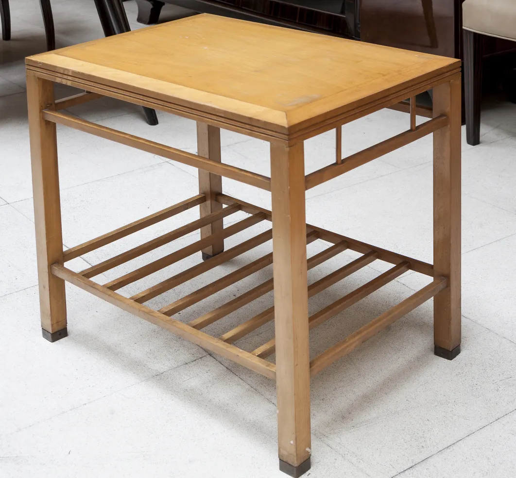 petite table ancienne à quatre pieds avec étagère en bas