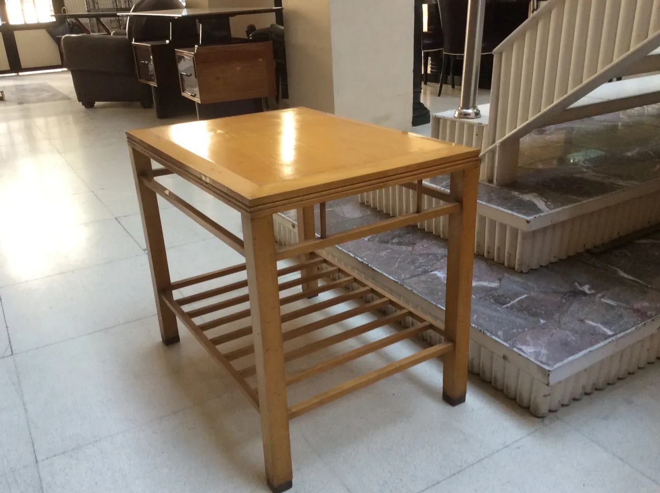 ancienne petite table avec design simple dans un cadre chaleureux