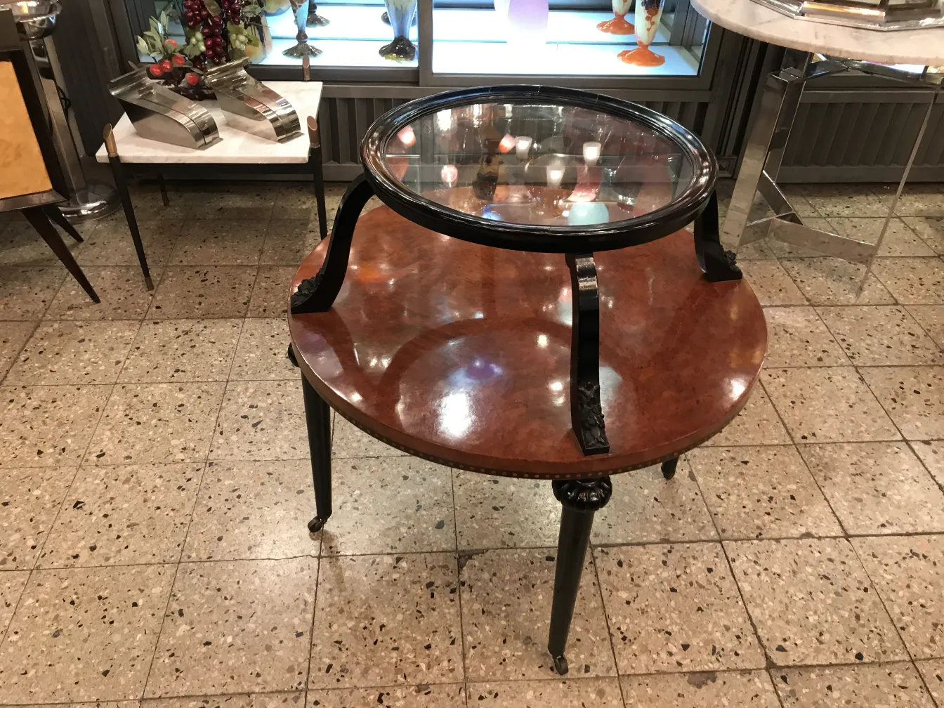 Petite table ancienne avec design rond et jambes élégantes dans un cadre classique.