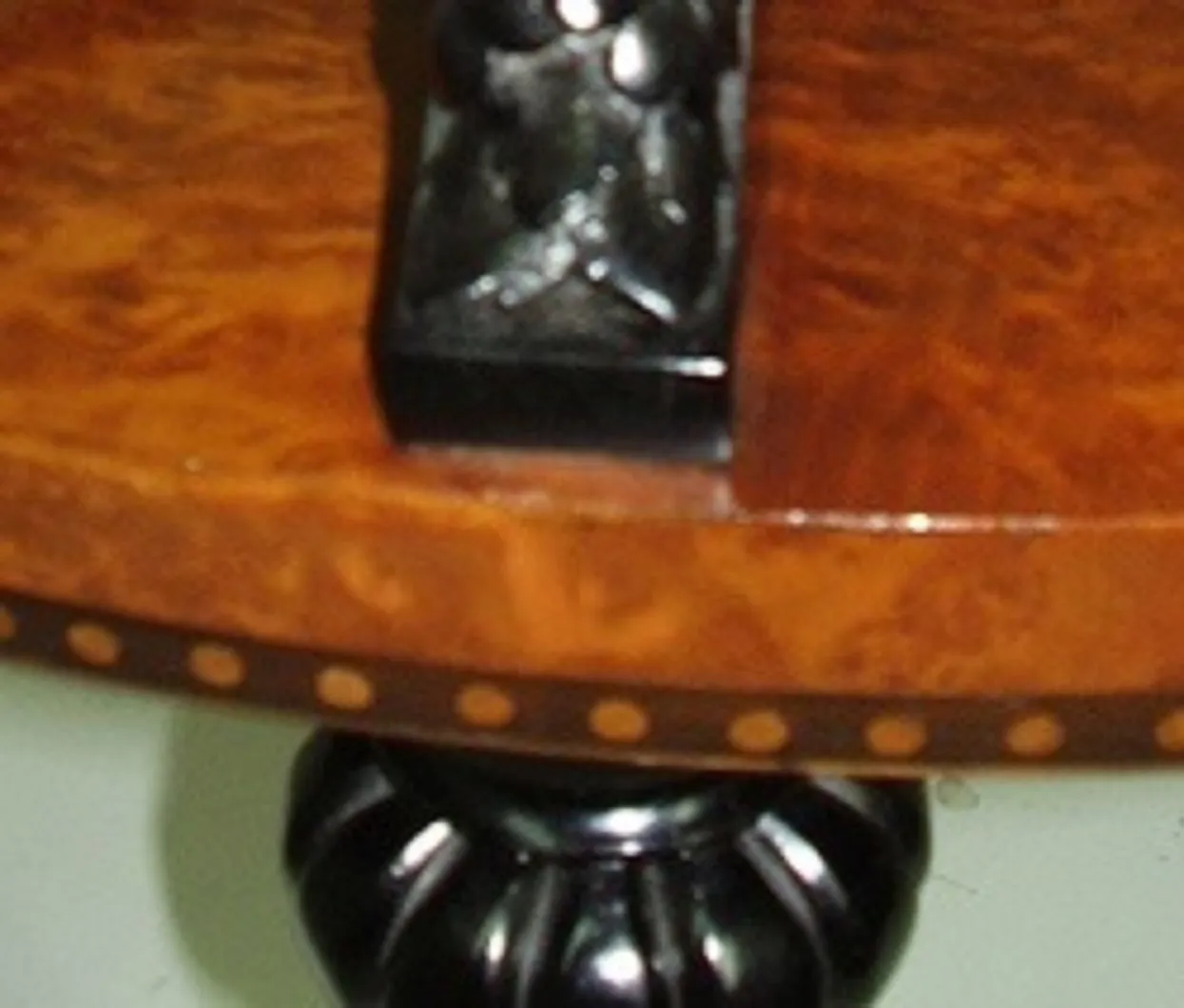 Antiker kleiner Tisch mit detailliertem Design, neutraler Hintergrund.