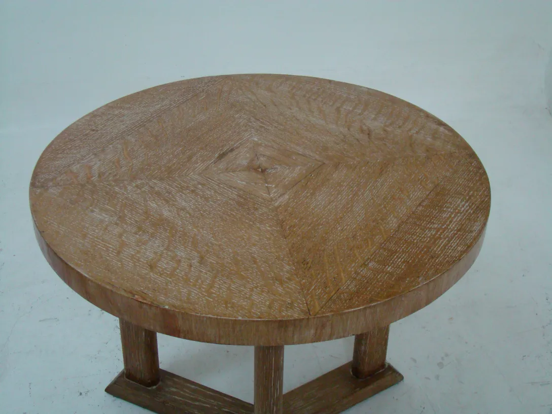 petite table antique avec des pieds courts et un design unique