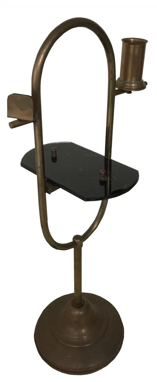 tavolino antico con base rotonda e supporto, stile semplice