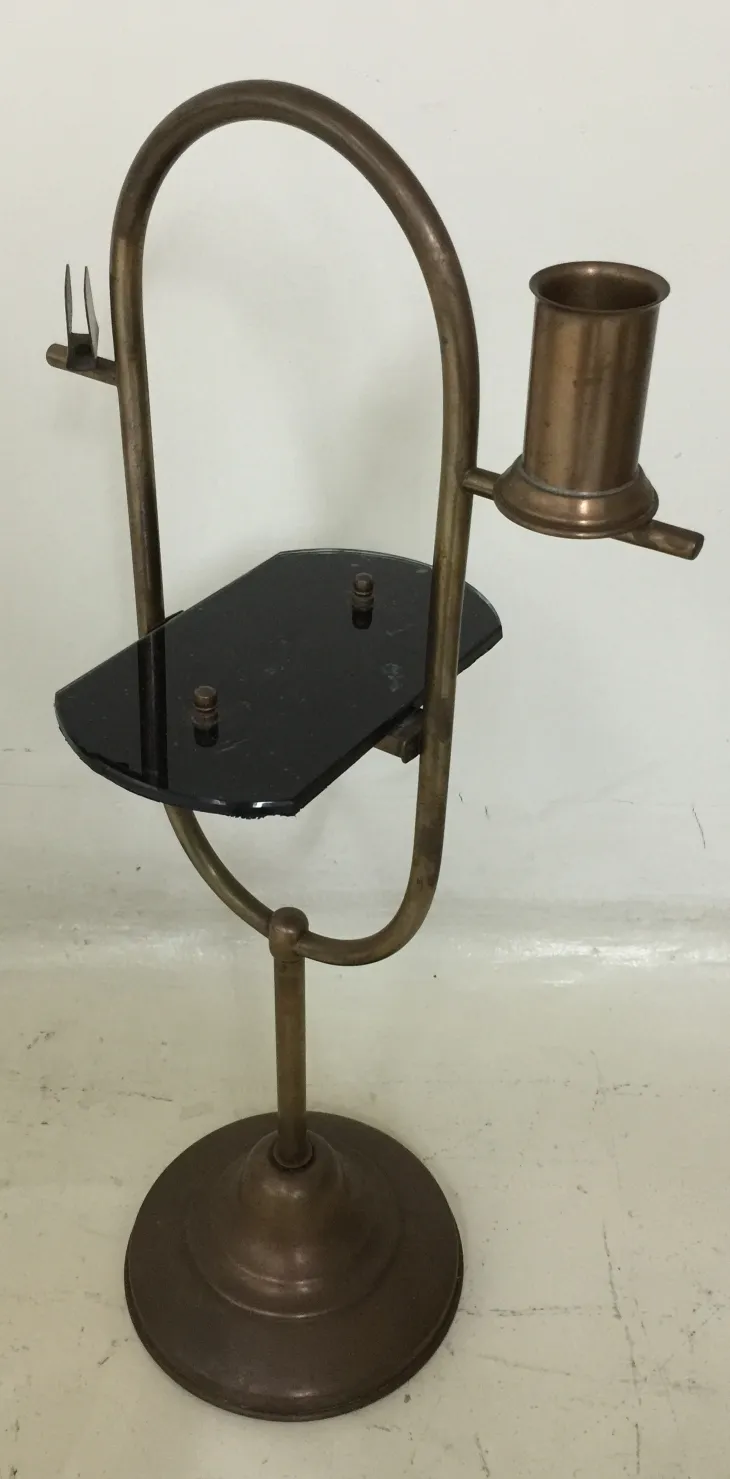 antiker kleiner Tisch mit Kerzenhalter und runder Basis