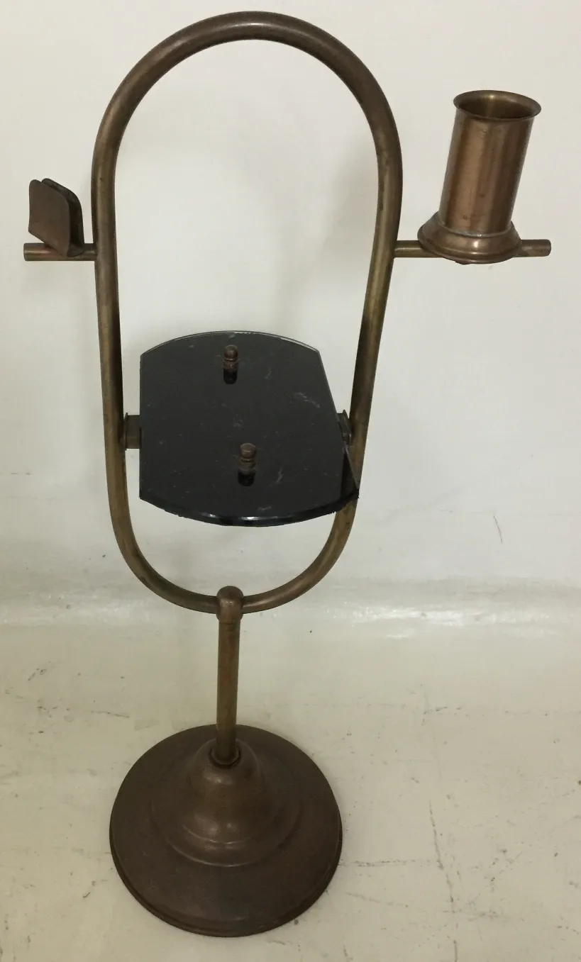 mesita antigua con forma ovalada y soporte para vela, en un ambiente clásico