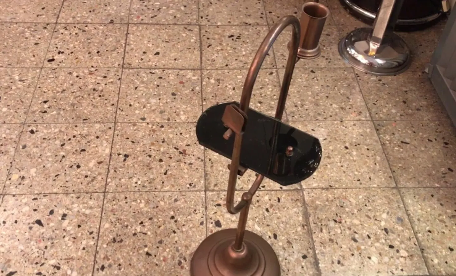 tavolino antico con sfondo nero, design arrotondato attraente.