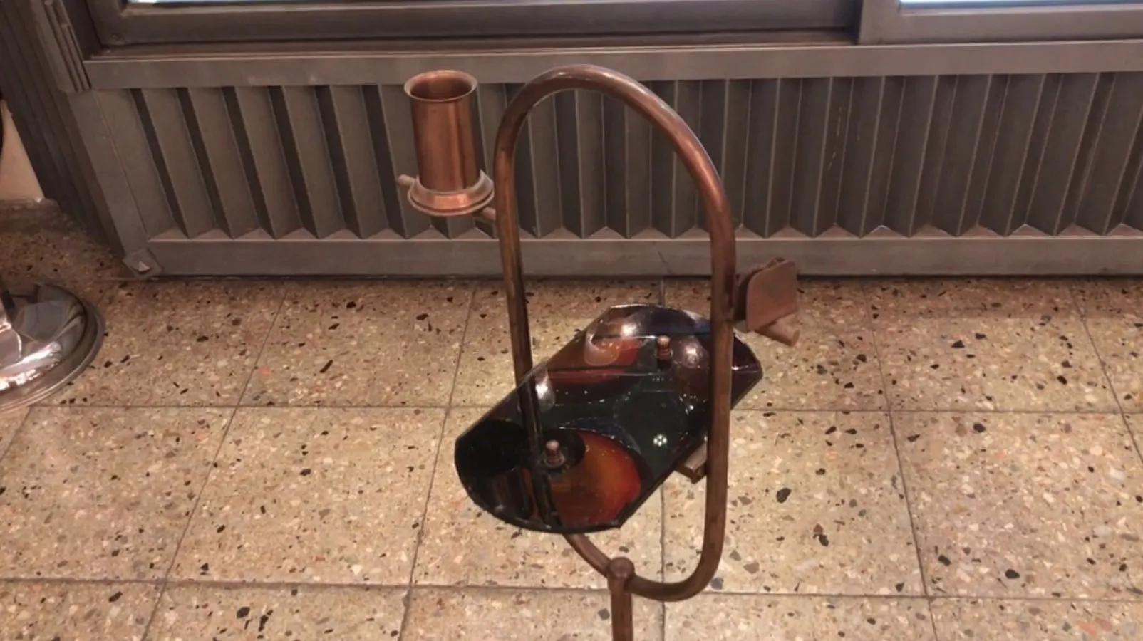 petite table ancienne avec un design incurvé et un porte-bougie dans un cadre classique