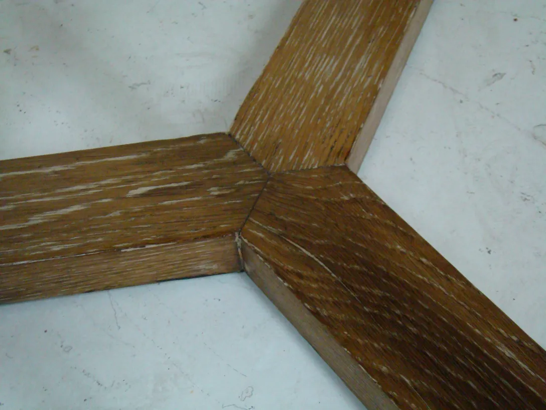 Dettagli di un tavolino antico con design classico.