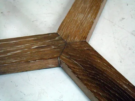 Obenansicht von einem antiken kleinen Tisch, einzigartiges Design mit auffälligen Details.