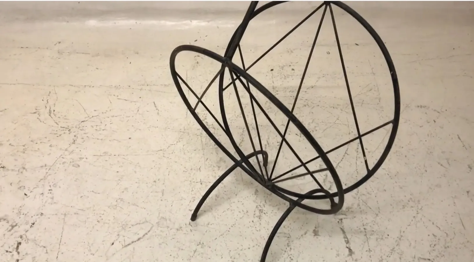 mesita antigua decorativa con un diseño único