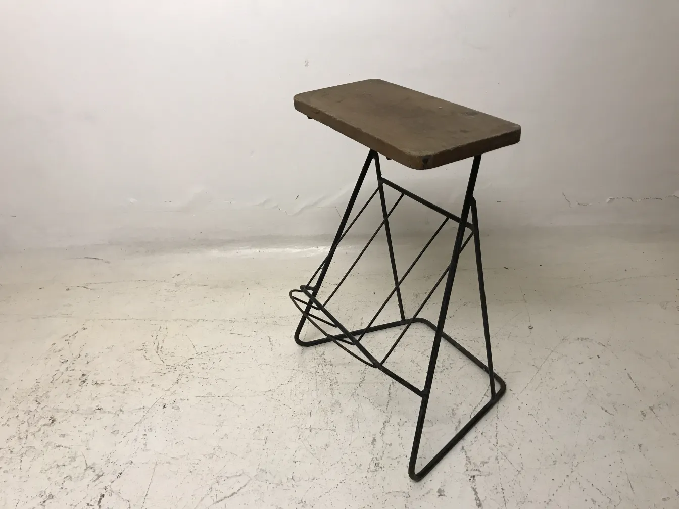 Antico tavolino con design semplice e funzionale, perfetto per ogni casa.