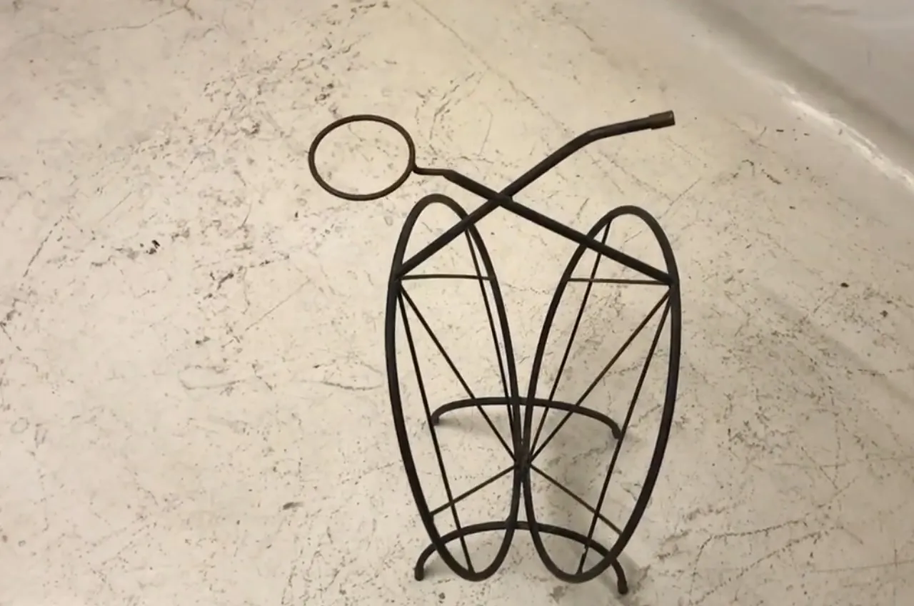 antiker kleiner Tisch mit geschwungenen Beinen und einzigartigem Design in eleganter Umgebung