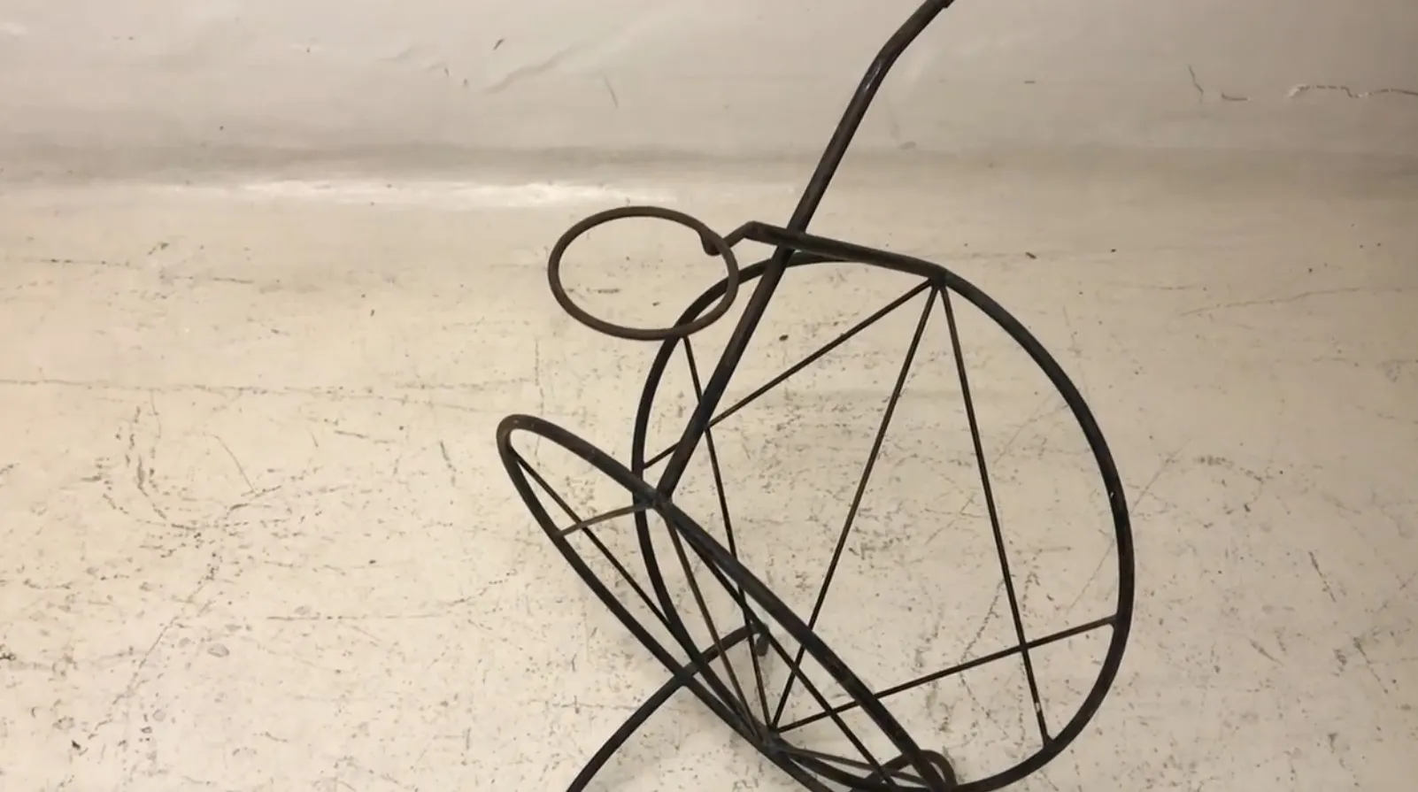 tavolino antico con design strutturale in un ambiente minimalista