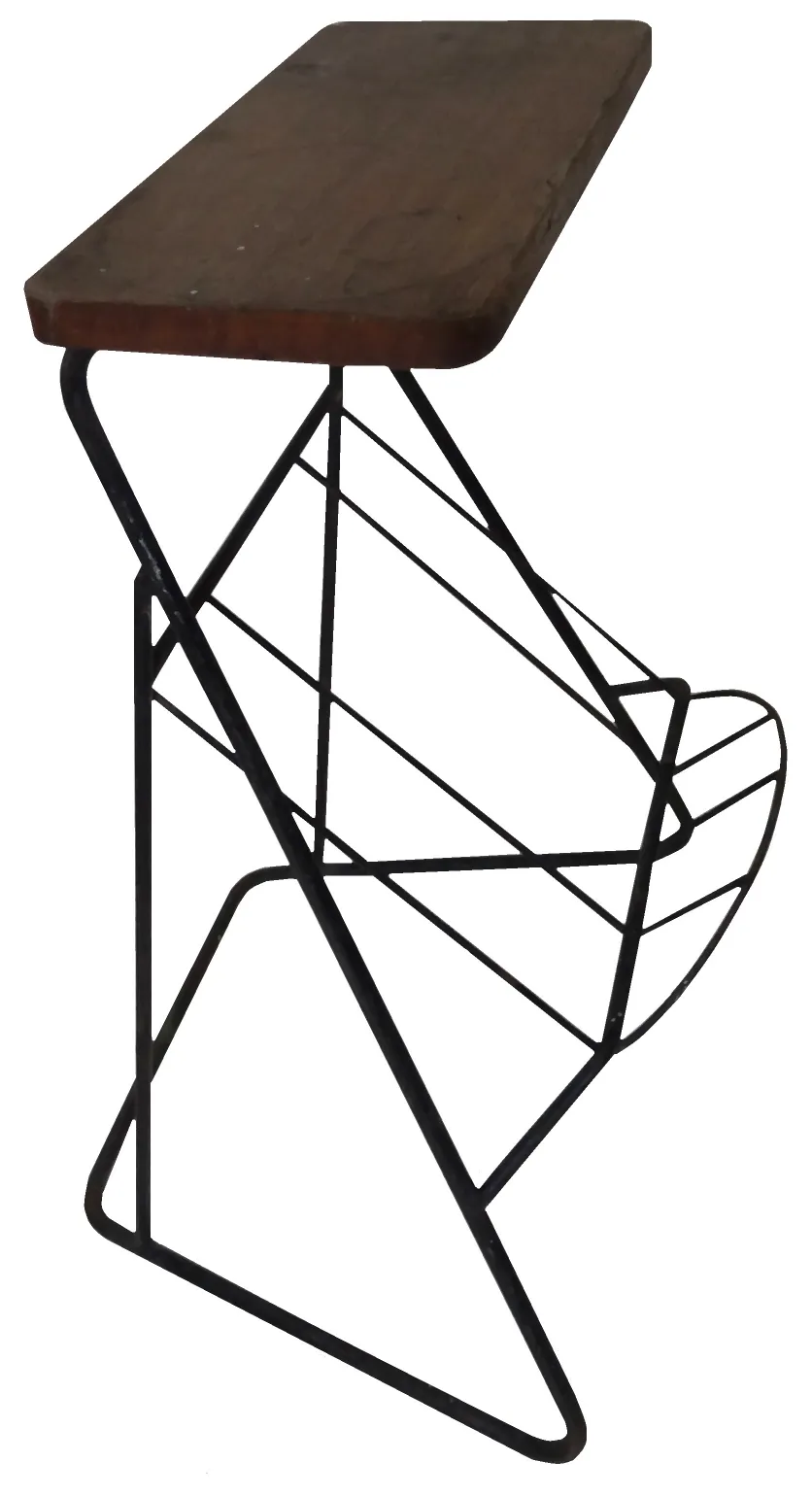 petite table ancienne avec dessus en bois et pieds en métal, dans un cadre accueillant