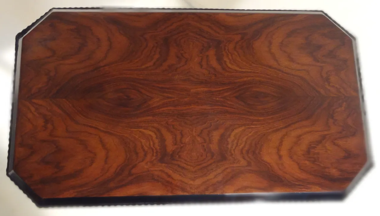 mesinha antiga com design decorativo e forma octogonal, em tons de marrom