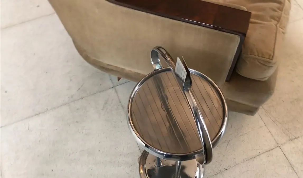 mesa pequeña antigua con diseño decorativo en un ambiente elegante