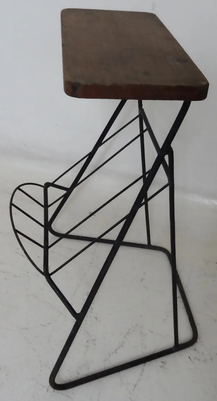 mesinha antiga pequena com design simples e pernas de metal