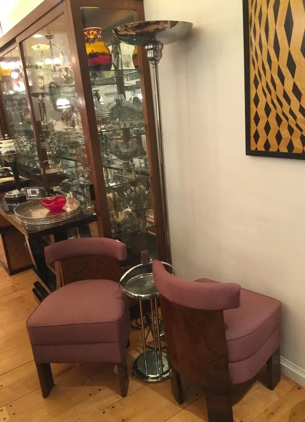 mesinha antiga pequena em um ambiente elegante com cadeiras