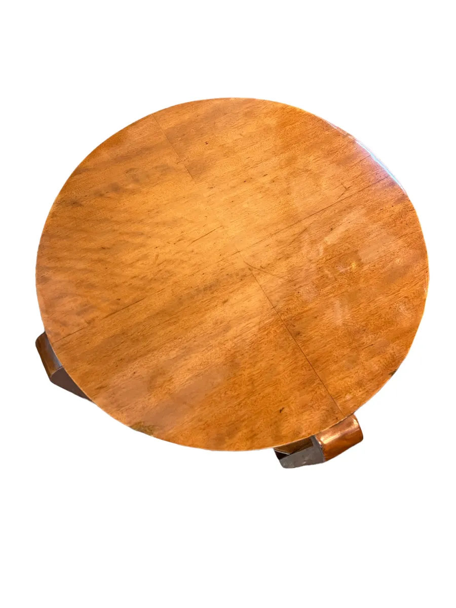 petite table ancienne ronde avec surface lisse et pieds courts