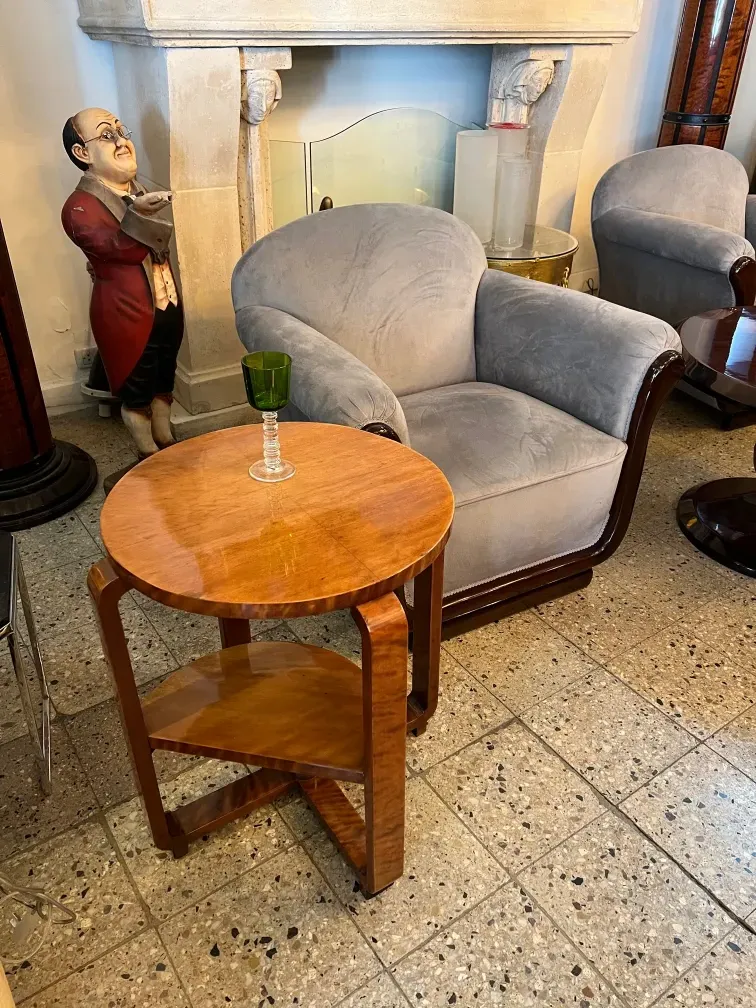 Kleiner antiker Tisch mit grünem Vase und Stühlen