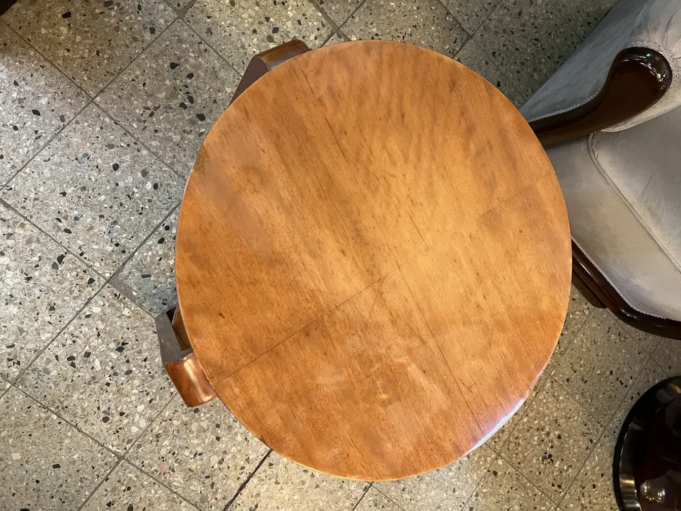 antico tavolino rotondo visto dall'alto, decorazione classica