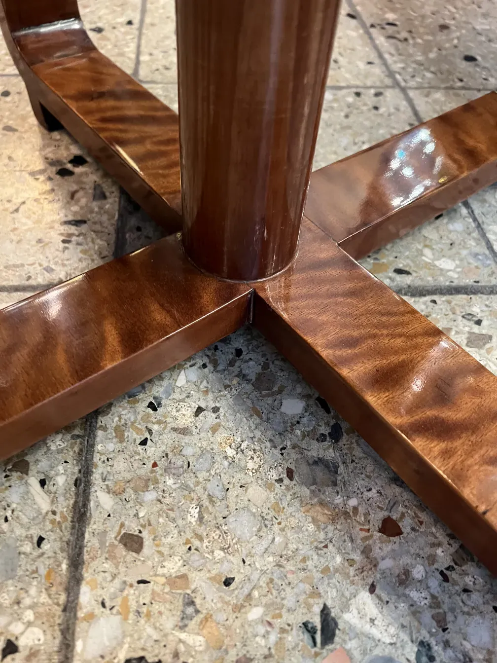 小さなアンティークテーブル、エレガントな脚とシンプルなデザイン。クラシックな環境の装飾的なアクセント。