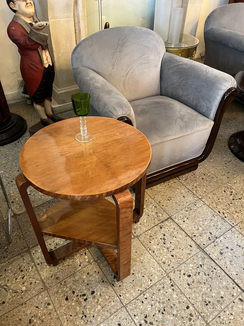 طاولة صغيرة قديمة بسطح ناعم ولامع ، محاطة بأجواء مريحة.