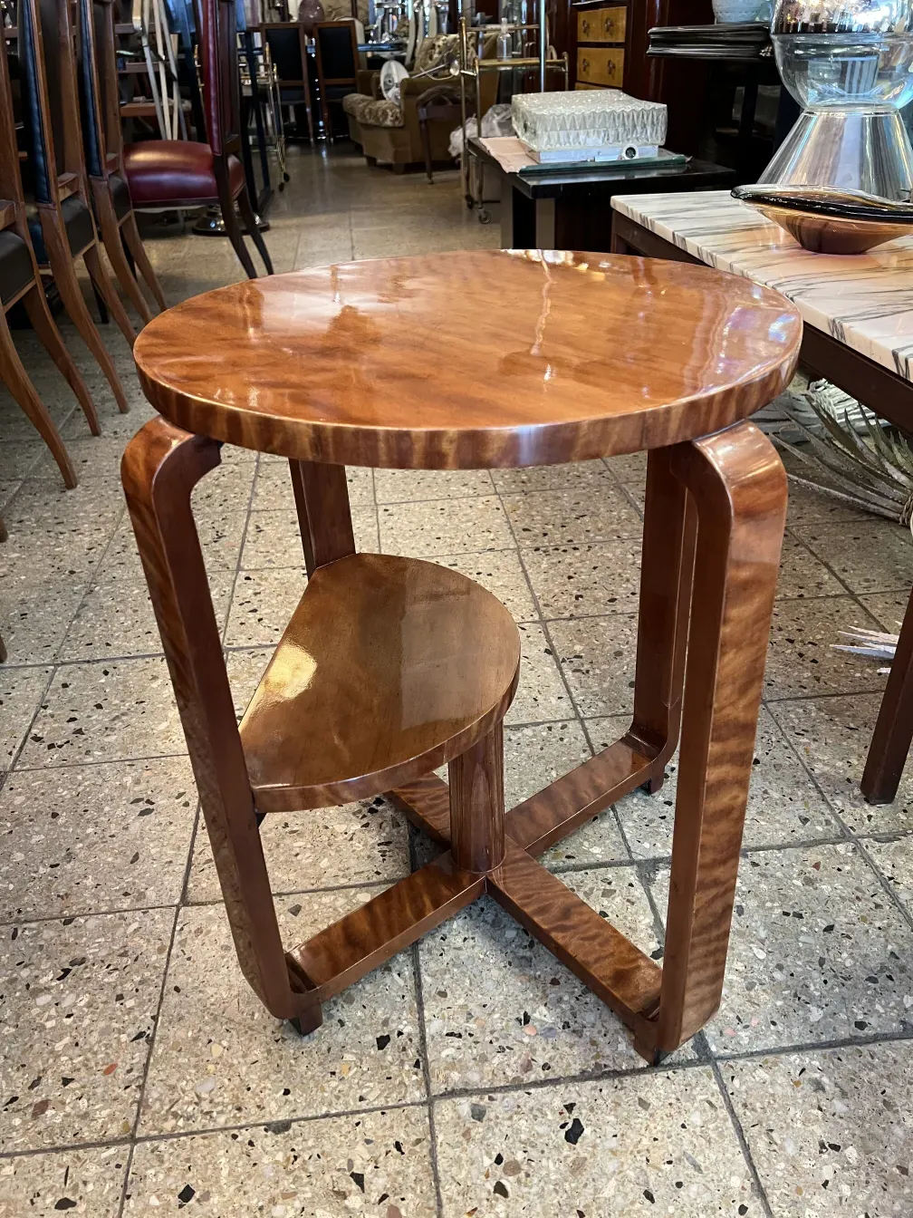 tavolino antico con gambe eleganti e decorazione sottile in un ambiente classico