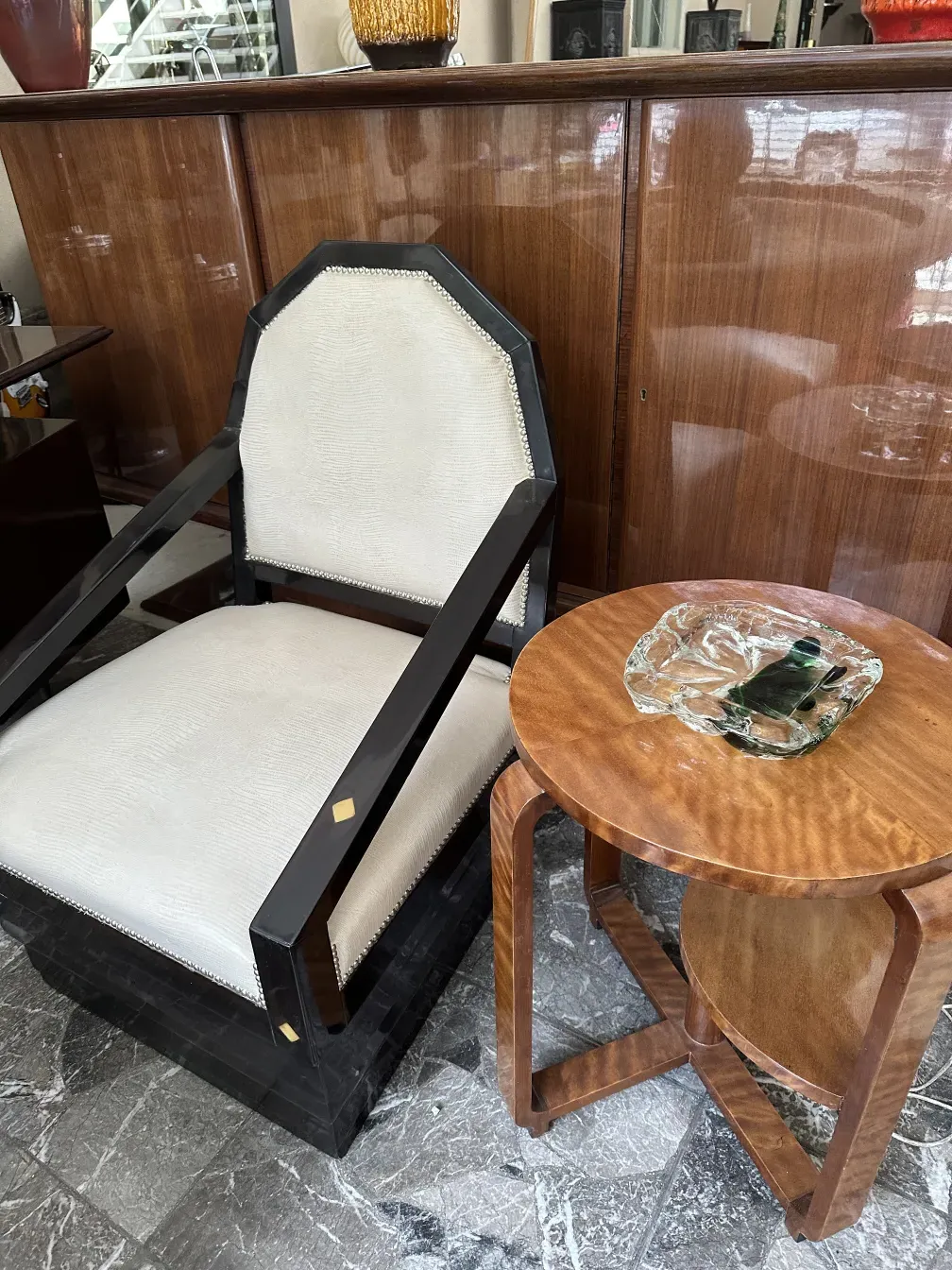 mesinha antiga redonda, elegante, criando um ambiente acolhedor e clássico