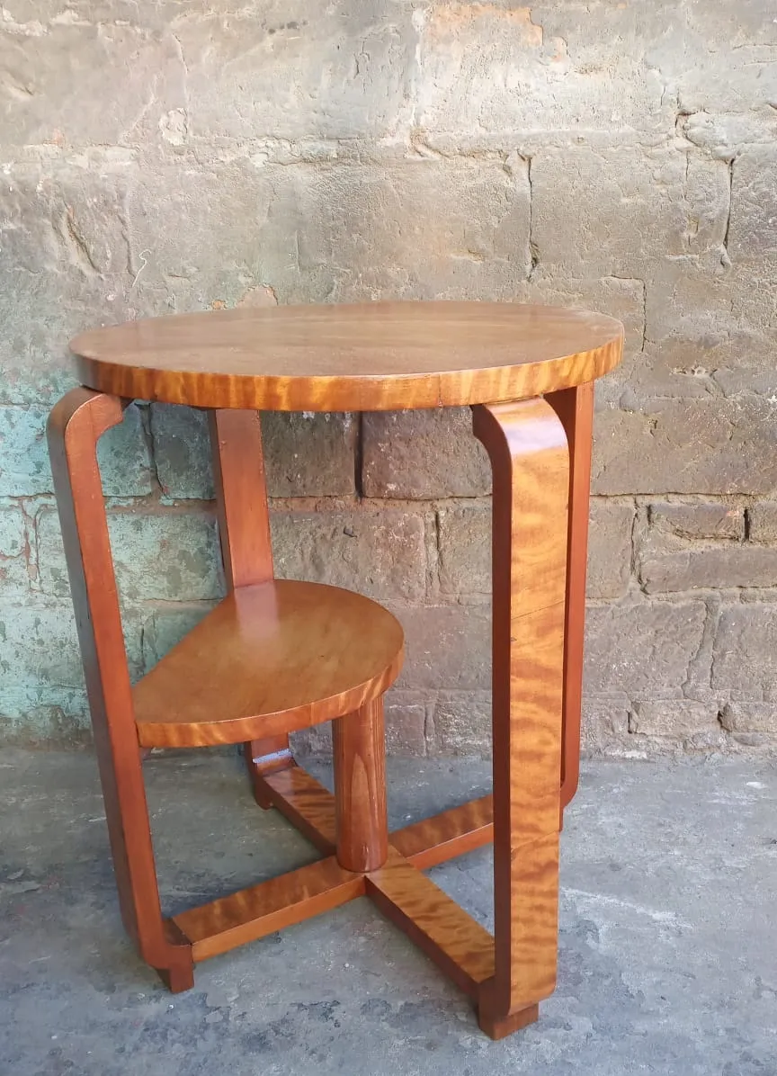 античный круглый столик на фоне каменных стен