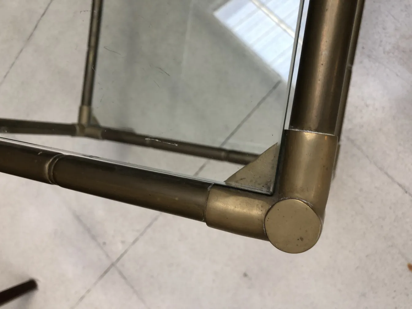 petite table ancienne avec miroir, dans un cadre lumineux